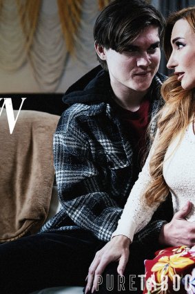 [PureTaboo] (Sophia Locke) Her Loss, His Gain XXX (2026) (1080p HEVC) [GhostFreakXX]